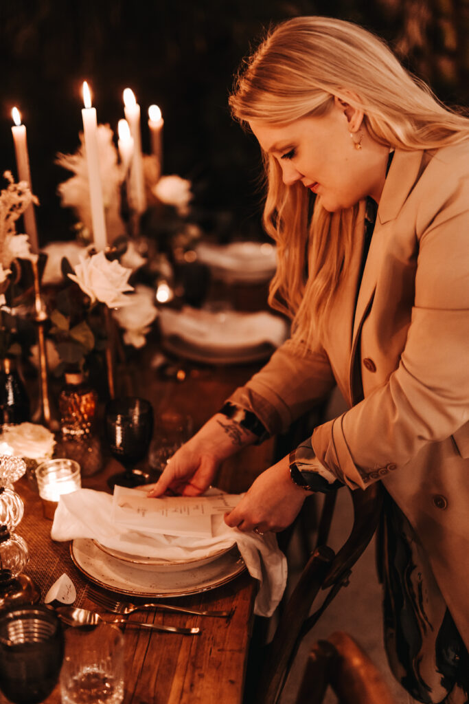 Hochzeitsplanerin Jacqueline Ackermann als Zeremonienmeisterin am Tag der Hochzeit bei den letzten Vorbereitung zur Feier.