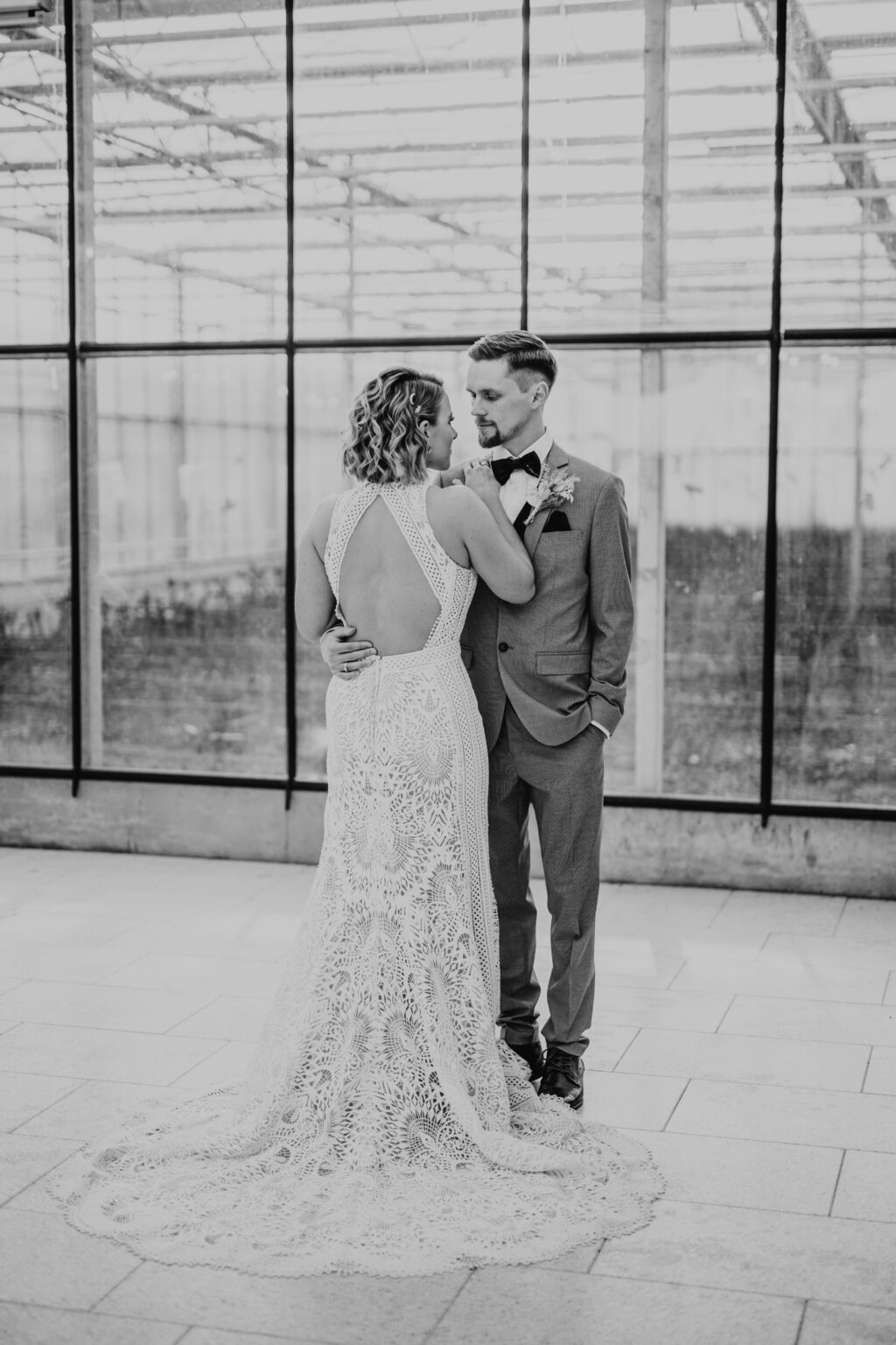 Brautpaar beim Brautpaarshooting am Tag ihrer Hochzeit in der Hochzeitslocation in Stuttgart