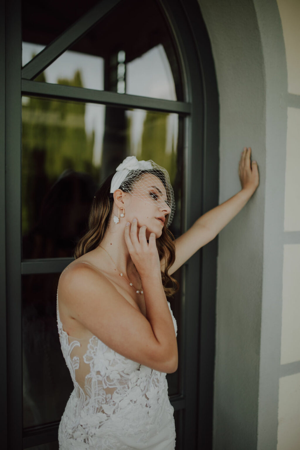 Braut beim Brautpaarshooting bei eleganter Hochzeit im klassischen Look in moderner Hochzeitslocation