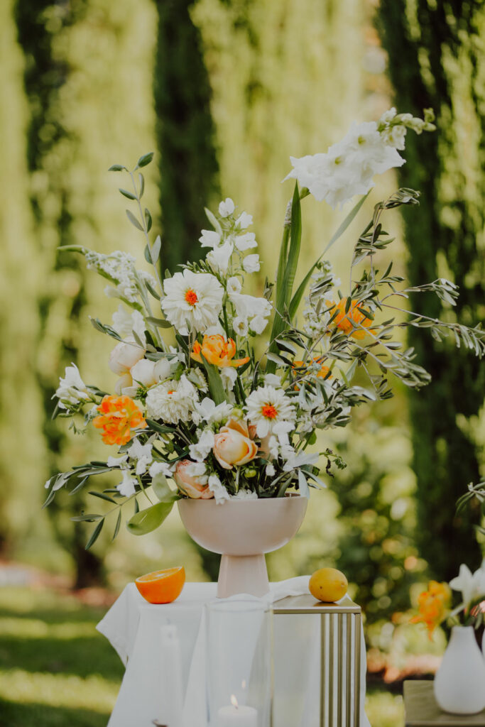 Hochzeitsdekoration, Blumendekoration, Elegante und moderne Hochzeit im toskanischen Stil