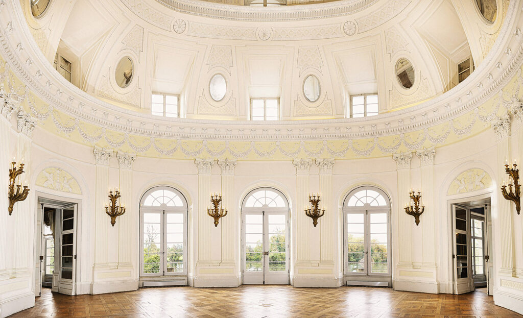 Glamouröser Saal im Schloss Monrepos in Ludwigsburg für luxuriöse und hochwertige Hochzeitsfeiern 