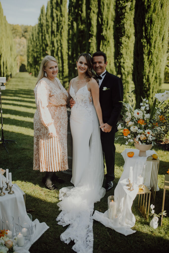 Hochzeitsplanerin Jacqueline Ackermann und das Brautpaar nach der Trauung auf Weingut