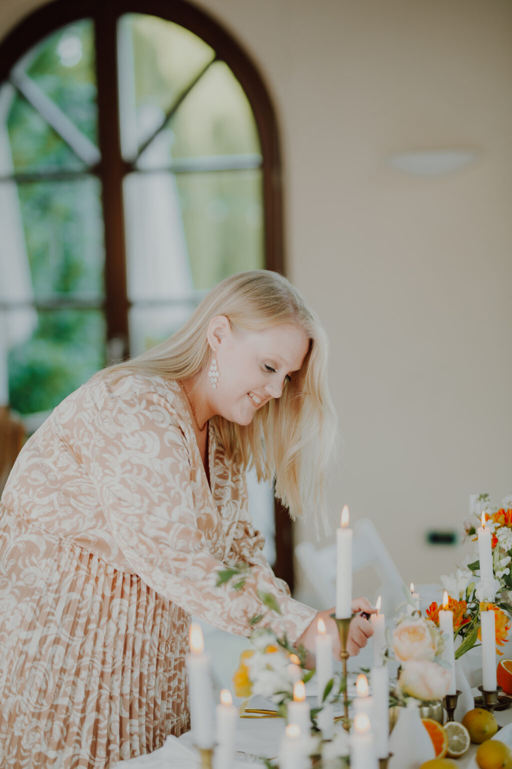 Hochzeitsplanerin Jacqueline Ackermann beim finalen Schliff für die Traumhochzeit in Stuttgart